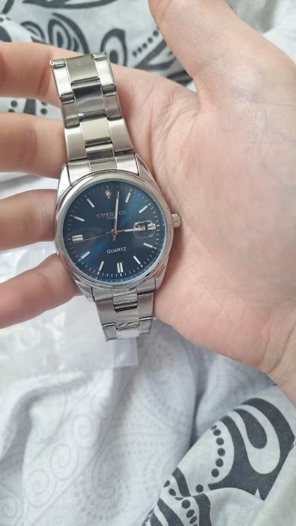 Horloge in de hand van een koper